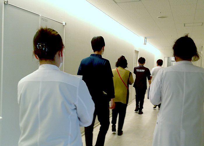 対象患者さんのベッドサイド回診の移動の様子